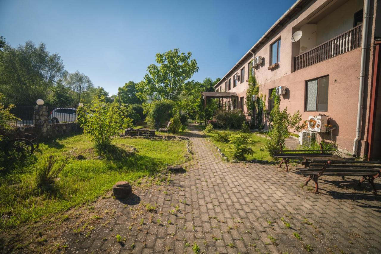 Hotel Metekhara Ambrolauri Exterior photo